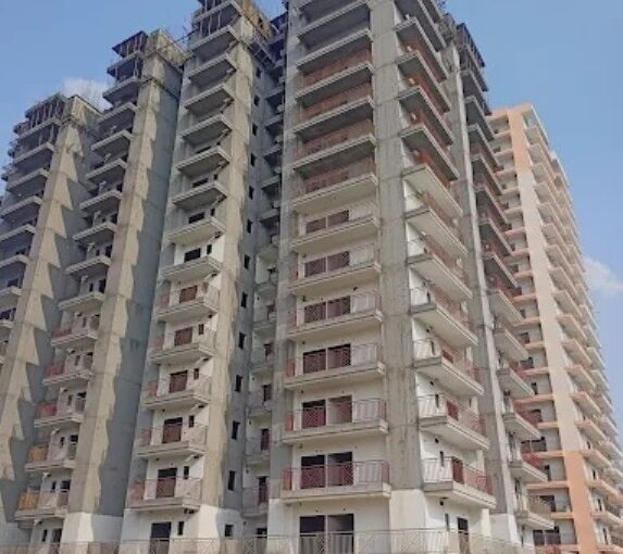Arocon Rainbow Flats in NH 24 Ghaziabad
